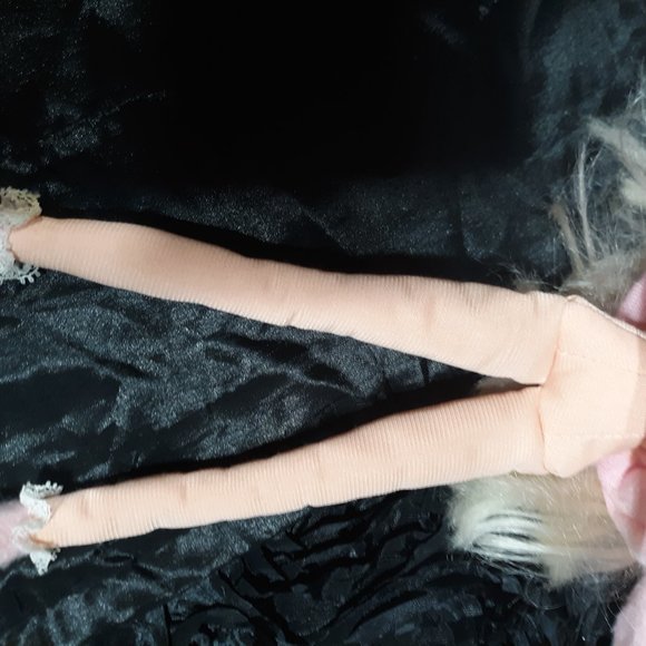 (( Listing # 132 )) 1993 Cloth Barbie (( Vintage )) - Picture 3 of 10